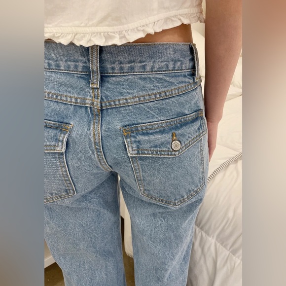 Brandy Melville Low Rise Jean Light Wash - Picture 4 of 6
